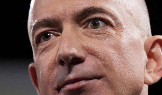 Zoom do rosto do CEO da Amazon, Jeff Bezos, olhando o horizonte